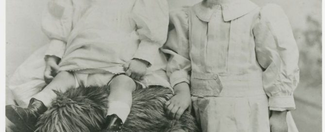 Norman Rockwell (left) and older brother Jarvis Waring Rockwell II (right), 1895