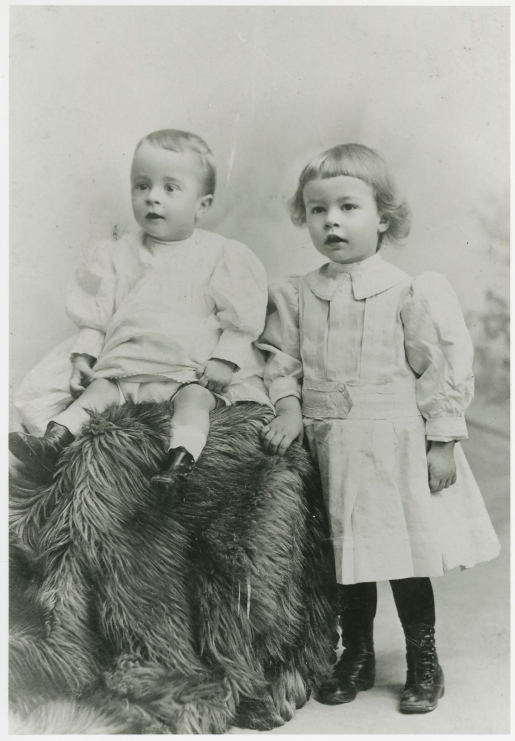 Norman Rockwell (left) and older brother Jarvis Waring Rockwell II (right), 1895